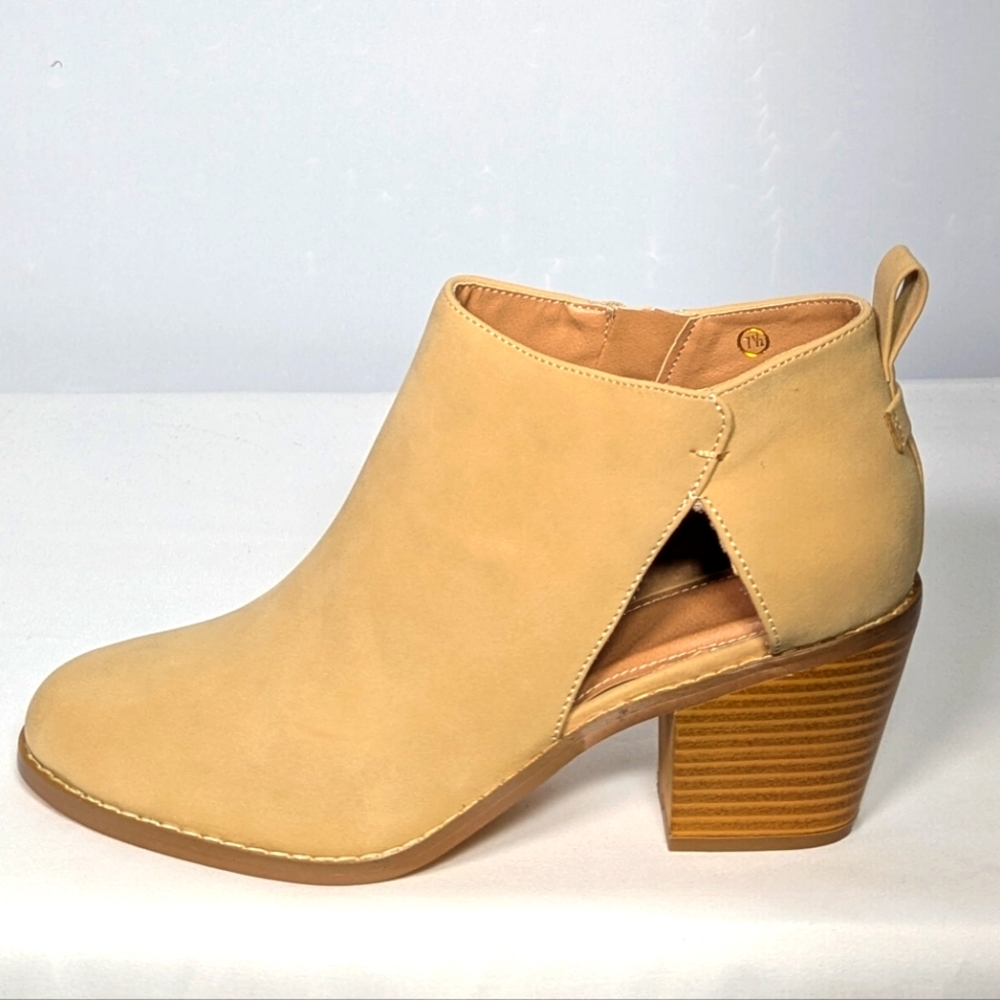 NEW Womens Chunky Heel Cut Out Ankle Boot Sz 7.5 beige